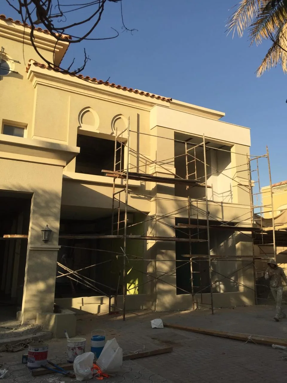 واجهة وفناء مع سقالات ومواد أعمال