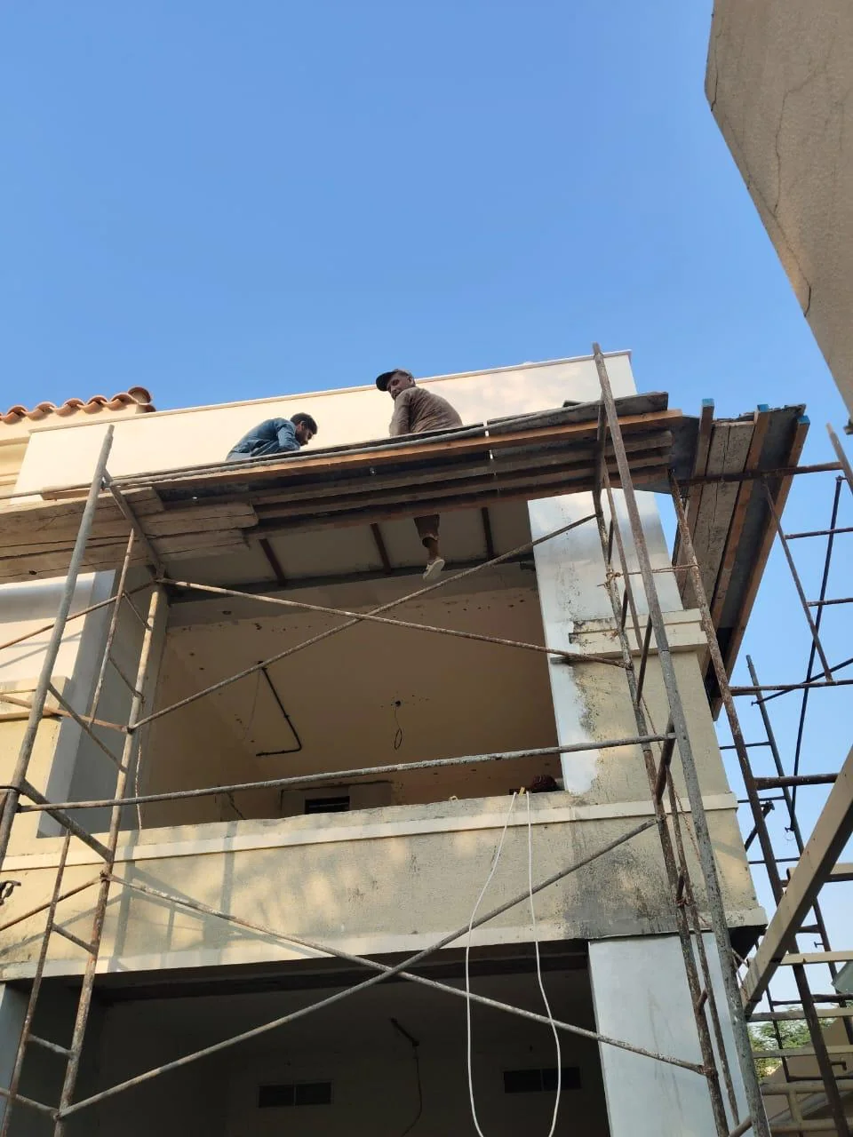أعمال على سقالات أمام واجهة مبنى