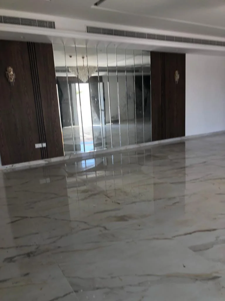 شرائح مرايا بين كسوة داكنة وإضاءة جدارية