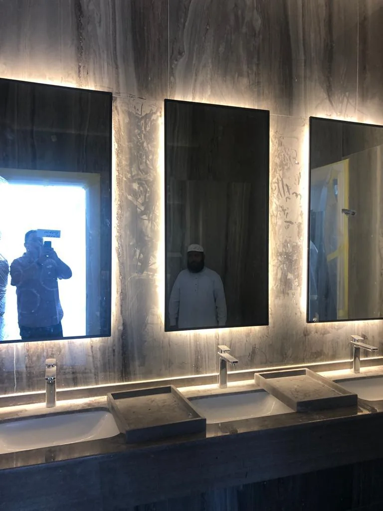 الإضاءة الخلفية للمرايا وتفاصيل المغاسل